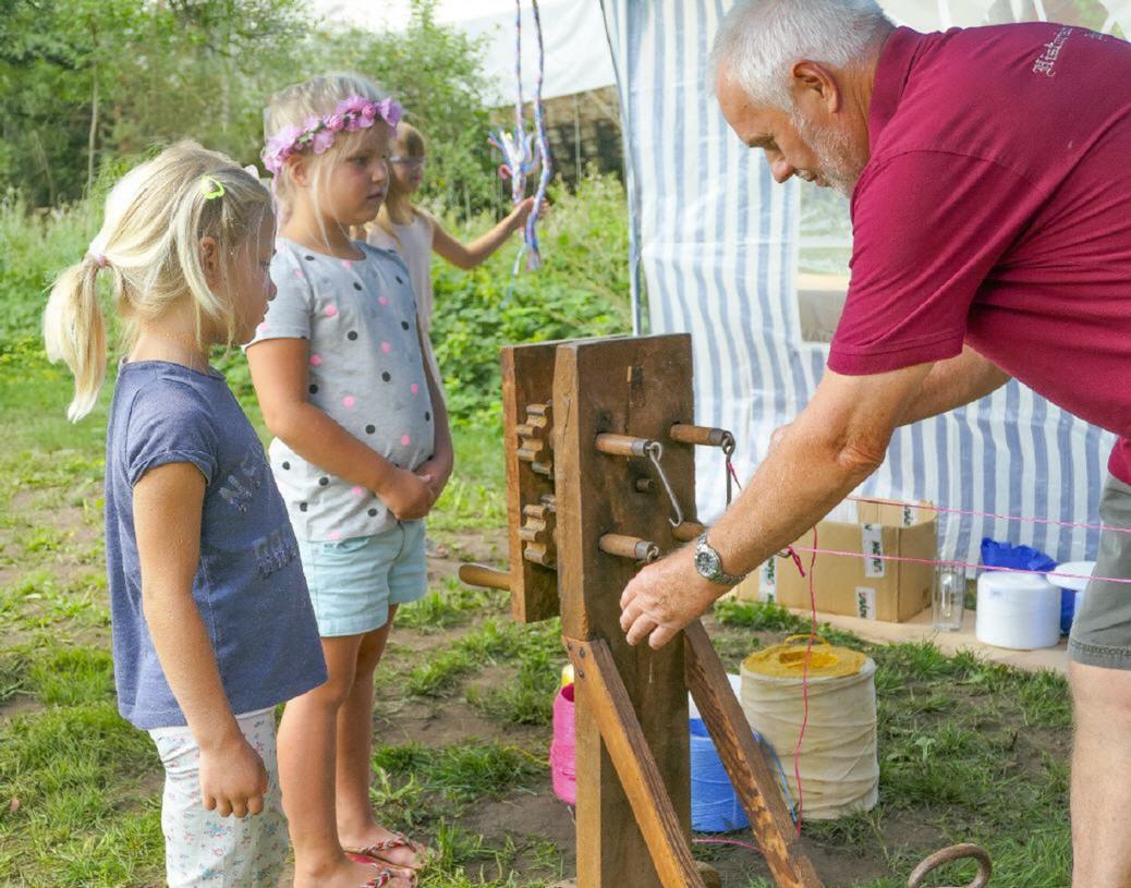 Die Kinder sind vom Seiledrehen fasziniert