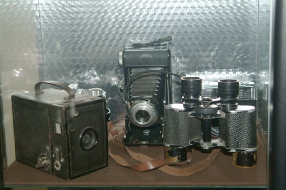 Fotoapparate und Feldstecher: Eine Box war früher weit verbreitet. Eine Besonderheit dagegen war ein Balgengerät. Mit beiden fotografierte man mit Rollfilmen. Die Negative hatten ein Format von 6 mal 9 cm.