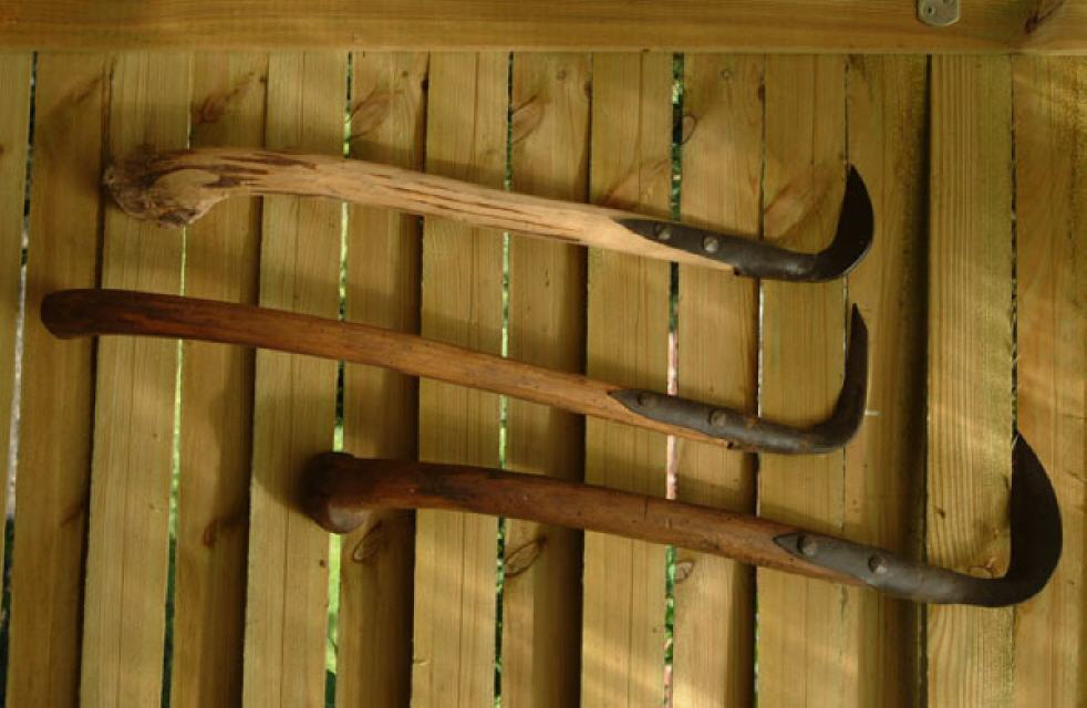 Holtsniemess - Bandreisserhandwerkszeug: Mit der scharfen Klinge wurden die Weidenruten durch ein Ziehen nach oben vom niedrigen Stamm abgeschnitten. 