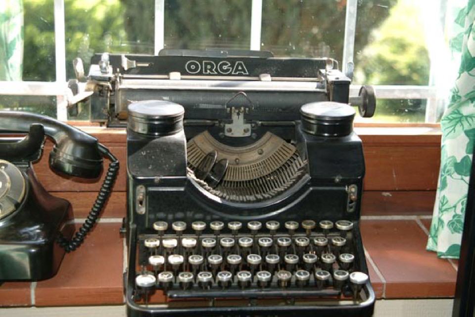 Schreibmaschine: Wurden früher Briefe per Hand geschrieben und auch Kopien einzelnd per Hand nachgeschrieben, war  man  froh, eine Schreibmaschine zu haben, auf der mit Durchschlagpapier ein Original und eine Kopie gefertigt werden konnte.  